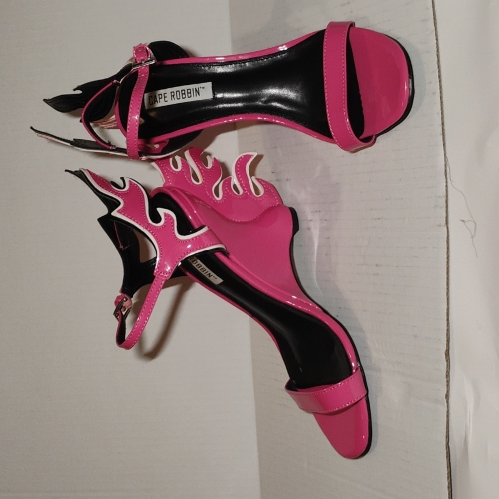 Cape Robbin Size: 7.5 Pink Fire Shoe 🔥